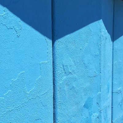 蓝色混凝土墙
